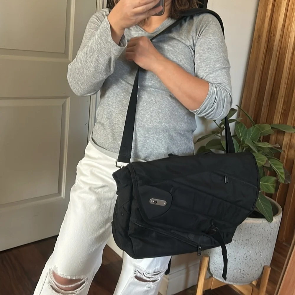 FUL Computer Laptop Crossbody work bag. 18X13